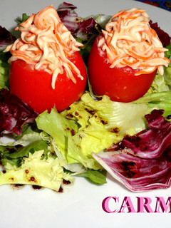 Una foto de Tomates rellenos de rallado de mar con salsa rosa