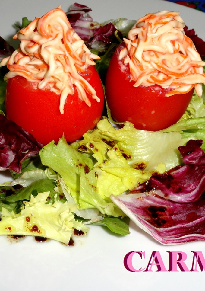 Una foto de Tomates rellenos de rallado de mar con salsa rosa
