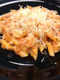 Una foto de Macarrones con atún muy fáciles