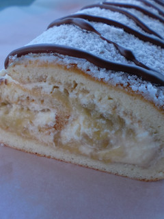 Una foto de Brazo de gitano relleno de nata, dulce de leche y manzana