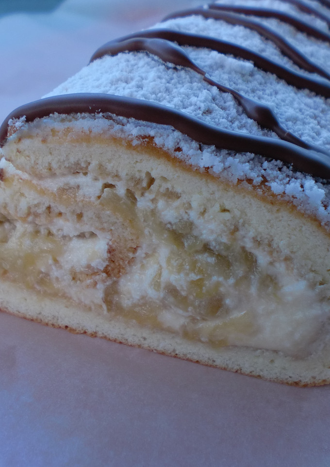 Una foto de Brazo de gitano relleno de nata, dulce de leche y manzana