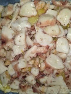 Una foto de Huevos rotos con pulpo y gambas al ajillo