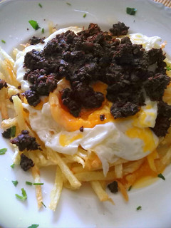 Una foto de Huevos rotos estrellados con morcilla