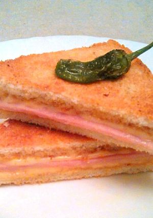 Una foto de Sándwich mixto de jamón york y queso