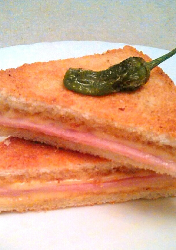 Una foto de Sándwich mixto de jamón york y queso