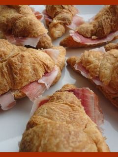 Una foto de Croissants serranos