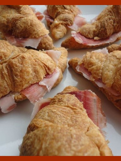 Una foto de Croissants serranos