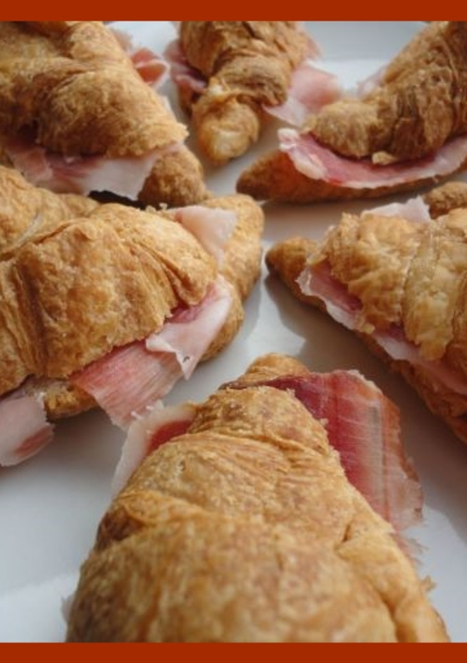 Una foto de Croissants serranos