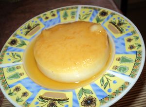 Una foto de Sémola con leche en salsa de caramelo