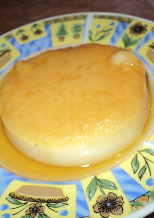 Una foto de Sémola con leche en salsa de caramelo