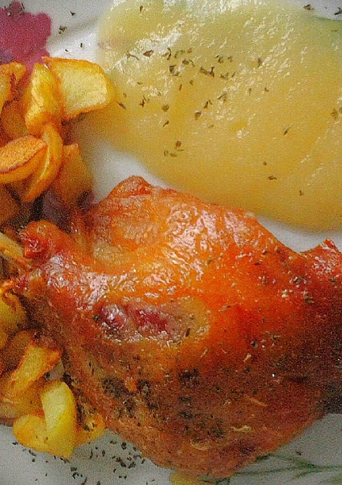 Una foto de Confit de pato con compota de manzana