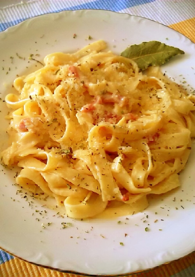 Una foto de Tagliatelle a la carbonara