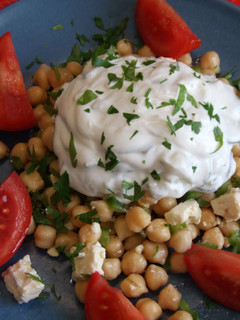 Una foto de Ensalada griega de garbanzos