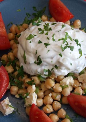 Una foto de Ensalada griega de garbanzos