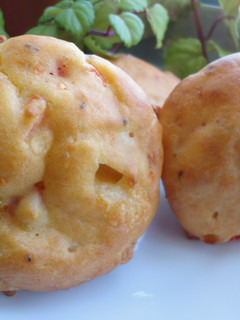 Una foto de Muffins de provolone y tomate