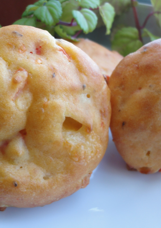 Una foto de Muffins de provolone y tomate