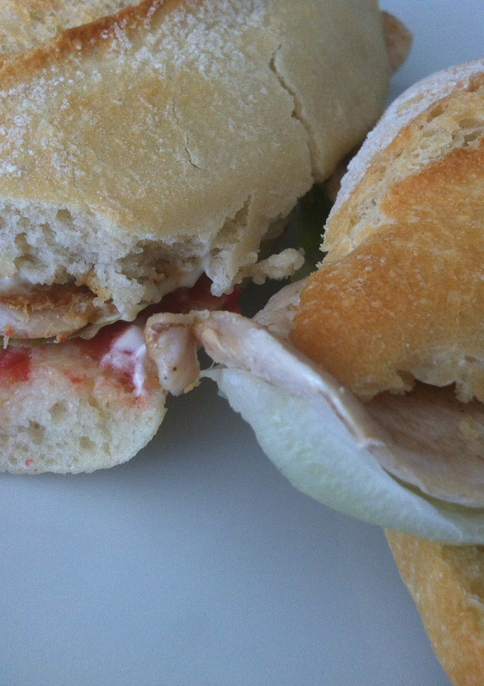 Una foto de Bocadillo de pollo vegetal