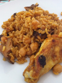 Una foto de Arroz al horno con pollo y setas