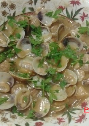 Una foto de Almejas con piñones y vino al limón