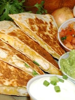 Una foto de Quesadilla de pollo y bacon