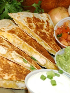 Una foto de Quesadilla de pollo y bacon