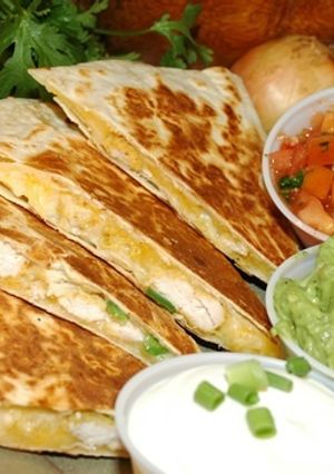 Una foto de Quesadilla de pollo y bacon