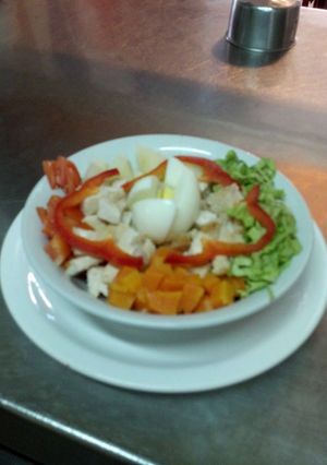 Una foto de Ensalada colorida completa