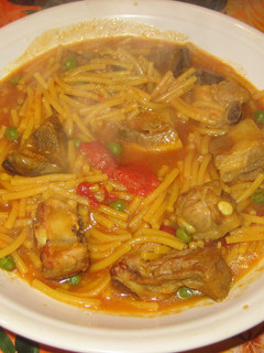 Una foto de Fideos con costilla