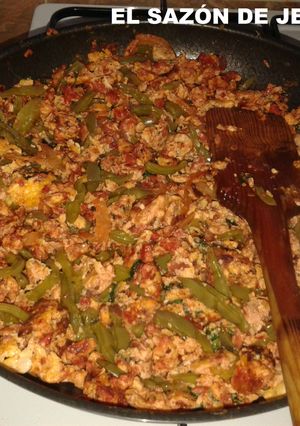 Una foto de Huevo con longaniza estilo mexicano