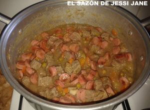 Una foto de Carne de res de brocheta en salsa verde con salchichas