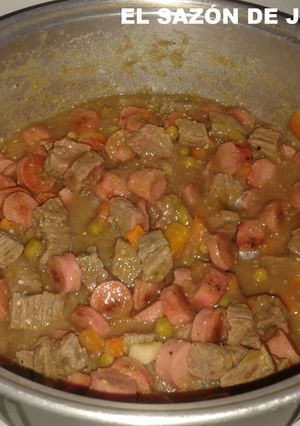 Una foto de Carne de res de brocheta en salsa verde con salchichas