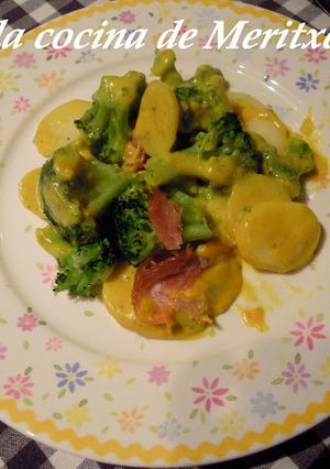 Foto principal de Patatas, brócoli con salsa curry al horno