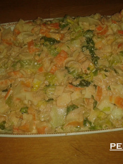 Una foto de Ensaladilla fresca de surimi con bonito del norte