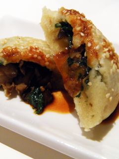 Una foto de Dim sum de boletus y espinacas
