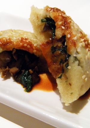 Una foto de Dim sum de boletus y espinacas