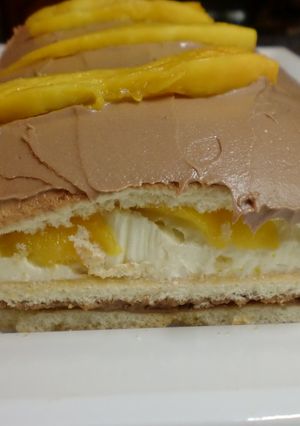 Una foto de Bizcocho de buttercream con mango y Nutella