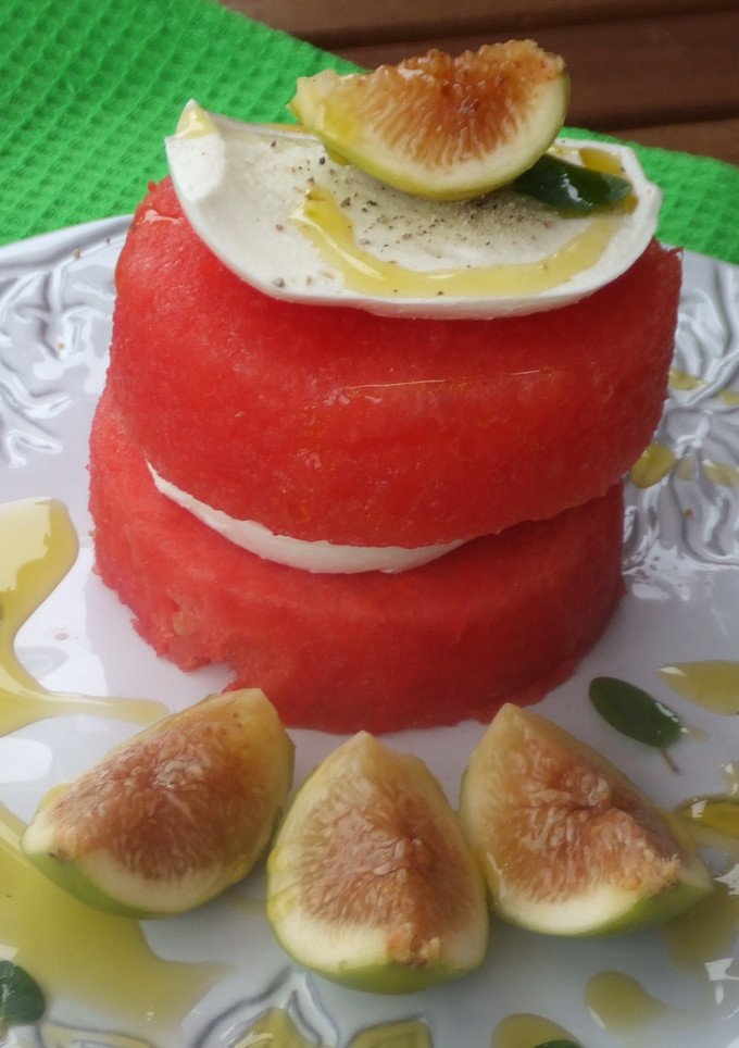 Una foto de Medallones de sandía con mozzarella e higos