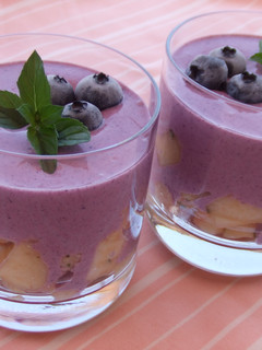 Una foto de Postre de melocotón blanco y arándanos azules apto para diabéticos