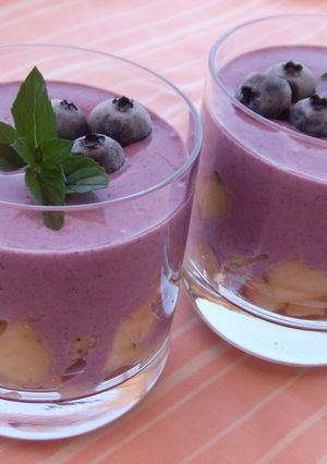 Una foto de Postre de melocotón blanco y arándanos azules apto para diabéticos