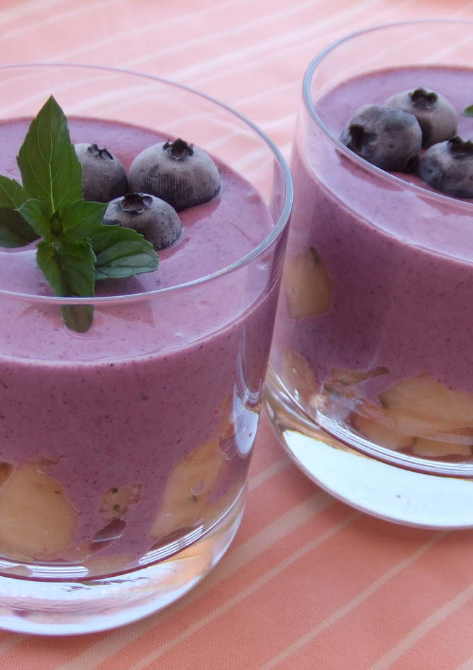 Una foto de Postre de melocotón blanco y arándanos azules apto para diabéticos