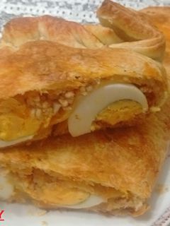 Una foto de Rollo crujiente de cerdo blanco picado y huevos
