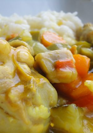 Una foto de Pollo y verduras al curry