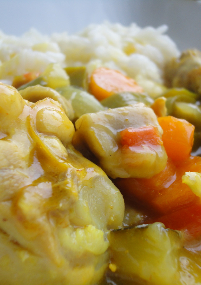 Una foto de Pollo y verduras al curry