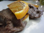 Una foto de mozzarella fresca y carne