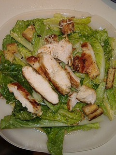 Una foto de Ensalada César con Anchoas y Huevo