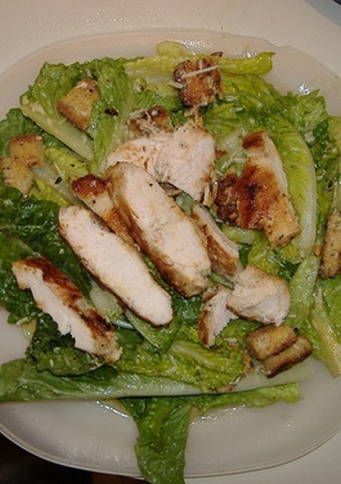 Una foto de Ensalada César con Anchoas y Huevo