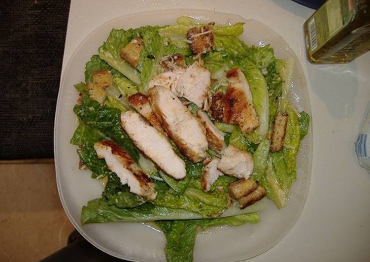 Ensalada César con Anchoas y Huevo