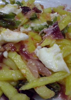 Una foto de Huevos estrellados con jamón y pimientos de padrón
