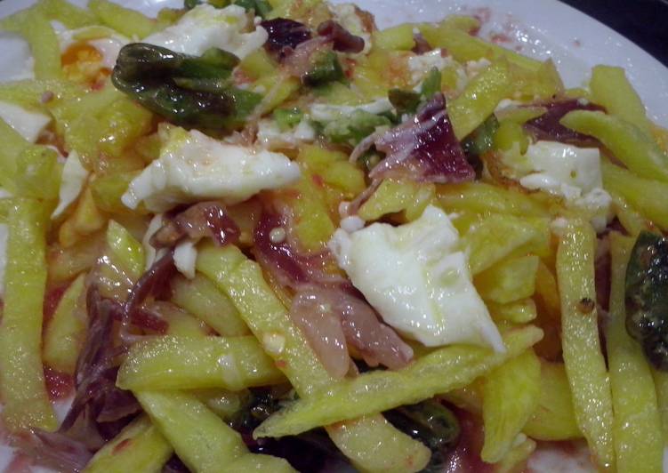 Huevos estrellados con jamón y pimientos de padrón