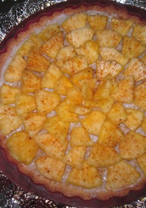 Una foto de Tarta de crema de coco y piña al ron
